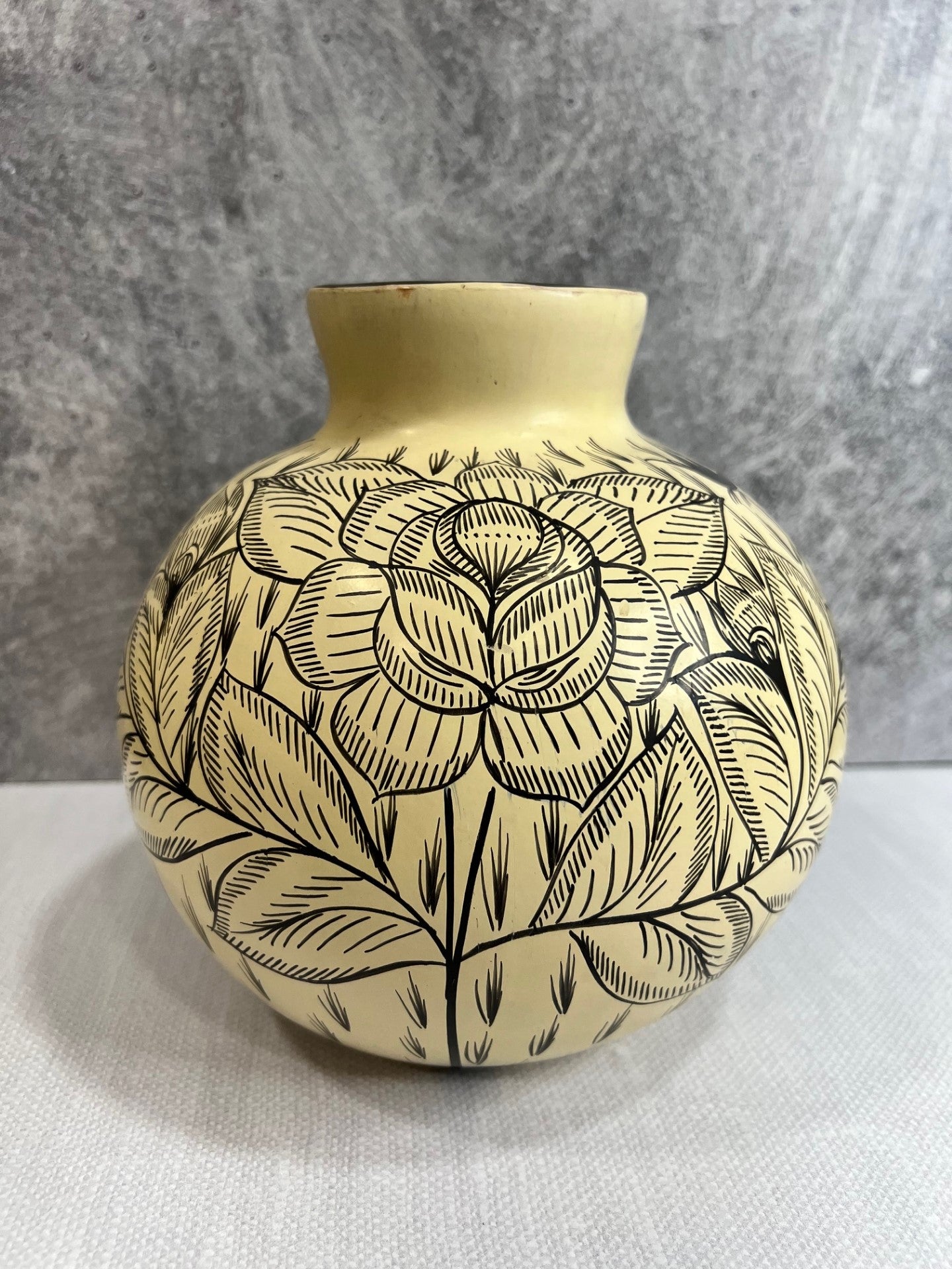 Huancito Large Round Flowers Vase - Cream